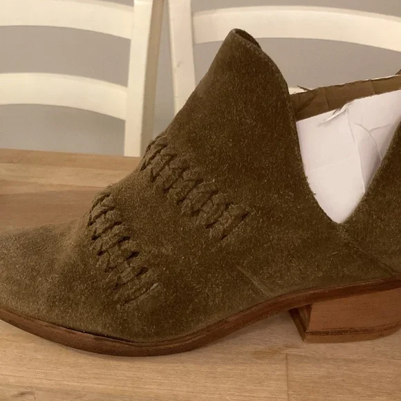 Garnet Hill Olive Green Suede Whipstitch Ankle Boots Made in Italy Size 8 - Picture 8 of 8